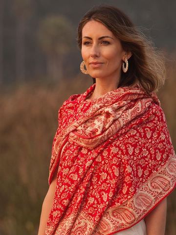 Елена в красной шали