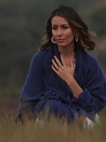 Елена в синей шали, рука на сердце